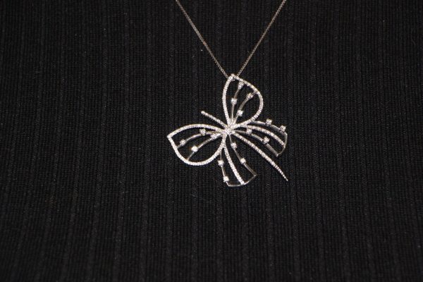 Collana oro bianco con ciondolo farfalla con diamanti