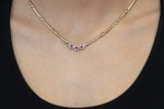 Collana due ori semirigida con fiore centrale e zirconi