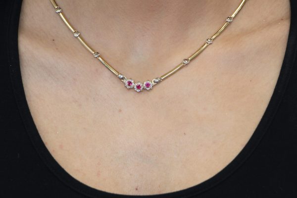 Collana due ori semirigida con fiore centrale e zirconi