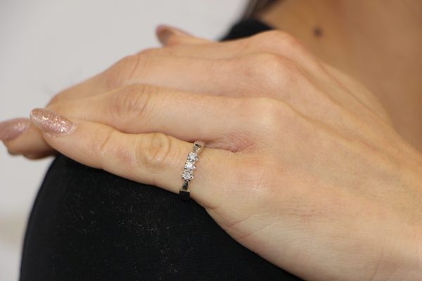 Anello oro bianco trilogy con diamanti donnaoro