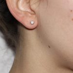 Orecchini oro bianco punto luce con zircone