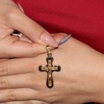 Ciondolo oro giallo croce con gesu lavorata