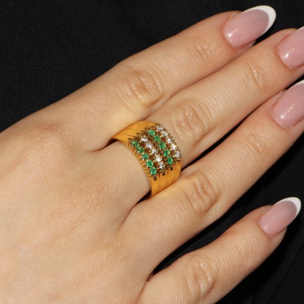 Anello oro giallo fascia con diamanti e smeraldi
